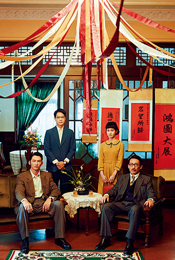 由連俞涵（右2）、溫昇豪（左1）等主演的《茶金》，精緻還原1950年代茶產業商戰，且是首部海陸腔客語劇，顯示現今台劇已不受語種、題材所局限